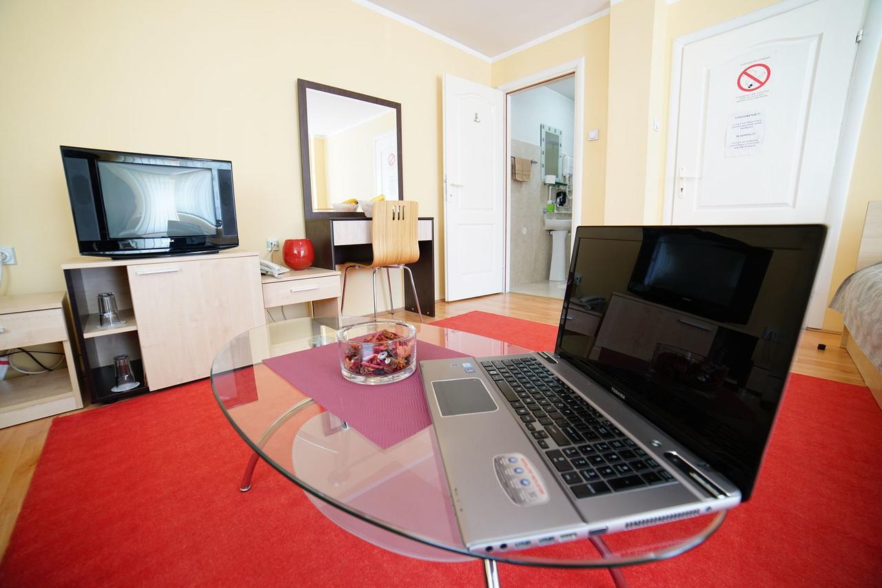 Bed And Breakfast Majesty Nis Exterior foto
